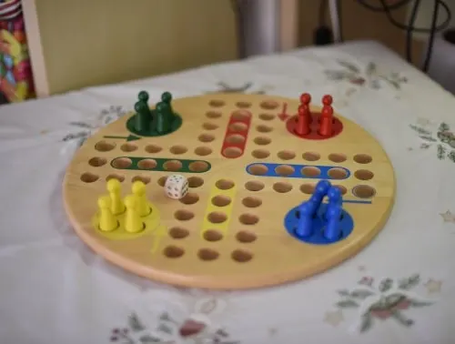 Brettspiel auf einem Tisch in Haus Anna