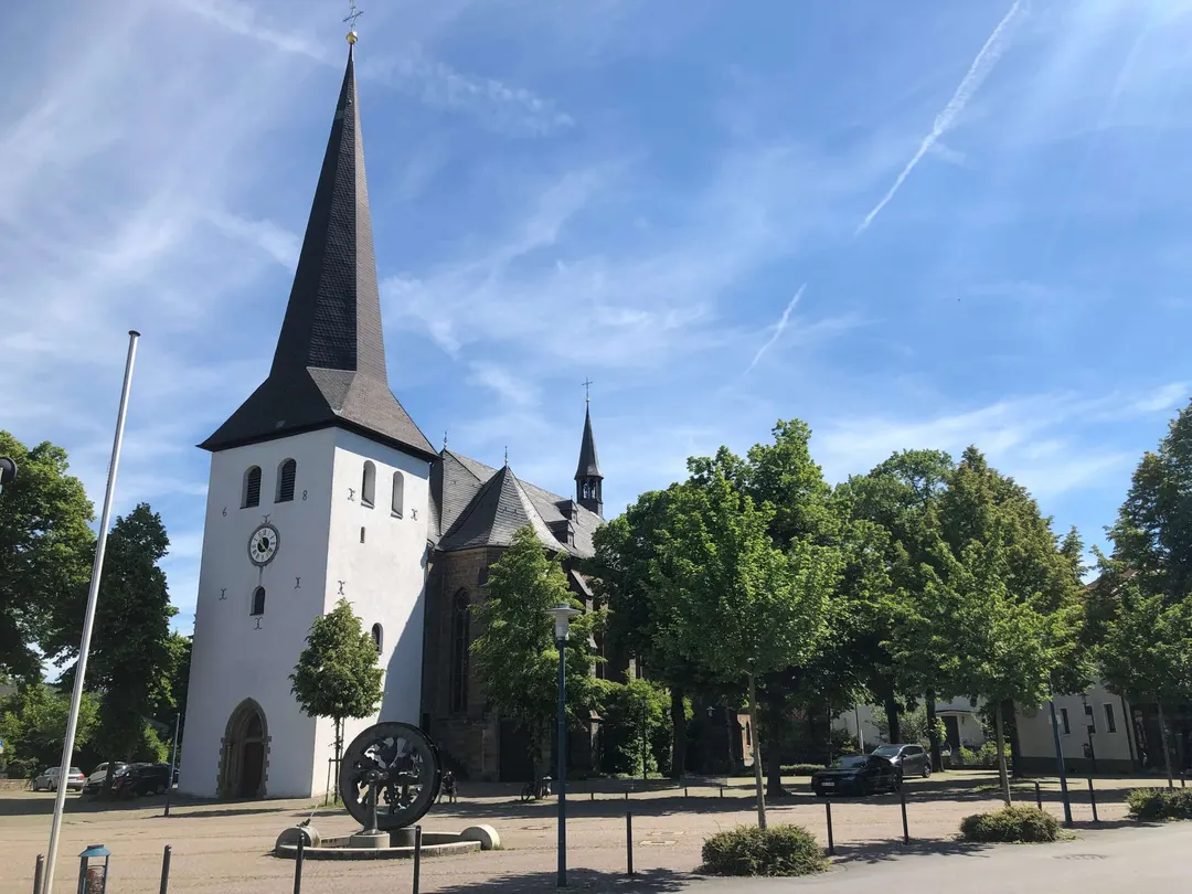 St.-Petri-Kirche in Hüsten bei blauem Himmel