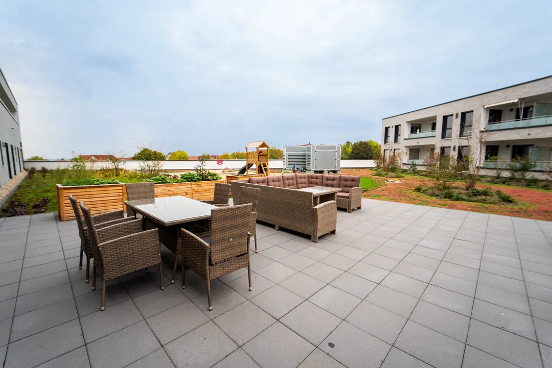 Begrünte Dachterrasse mit Sitzgruppen in der Senioren-WG Springbachhöfe